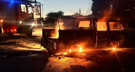 Дом, автомобиль и сено пылали после обстрелов на Запорожье