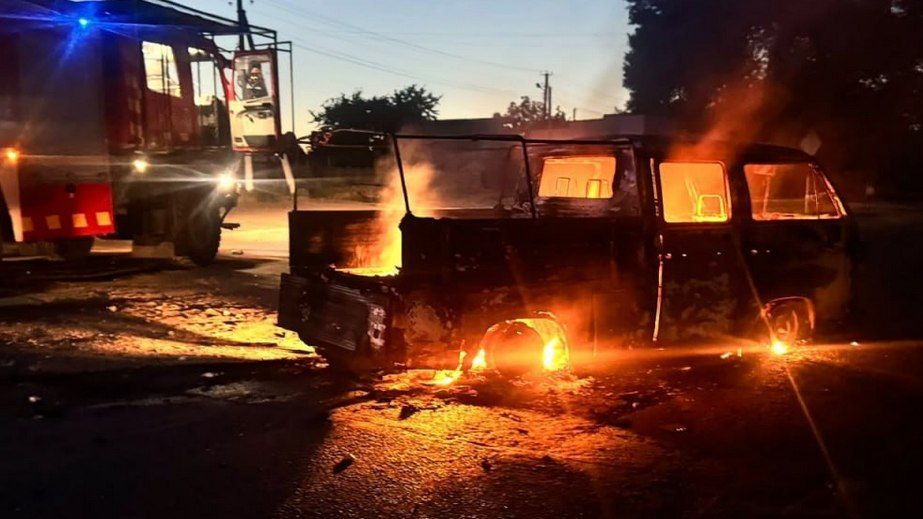 Дом, автомобиль и сено пылали после обстрелов на Запорожье