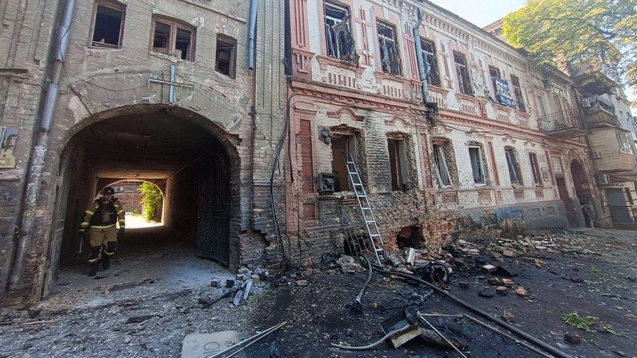 Рятувальники показали наслідки удару БпЛА по центру Запоріжжя