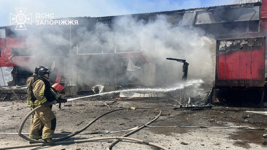 Дроновый террор: спасатели показали, как тушили масштабные пожары в Запорожье