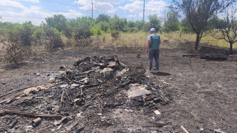 Сміття та уламки від удару: спальний район Запоріжжя обстежили екологи