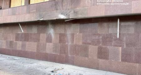 Россияне повредили здание Запорожской ОГА и многоэтажку
