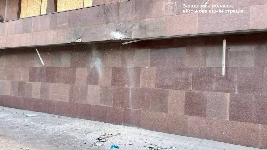 Росіяни пошкодили будівлю Запорізької ОДА та багатоповерхівку