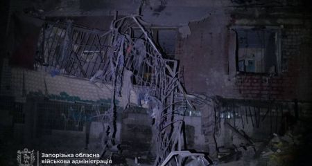 Российский удар частично разрушил многоэтажку в Запорожье