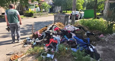 Свалку из лохмотьев обнаружили возле жилых домов в Запорожье