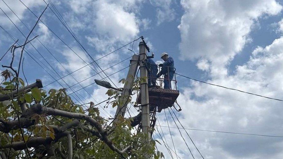 На Запорожье запитали более 15 тыс. семей, обесточенных из-за обстрелов