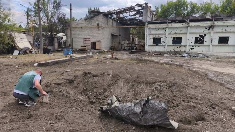 Воронка, завалы и обломки: что обнаружили на местах "прилетов" в Запорожье