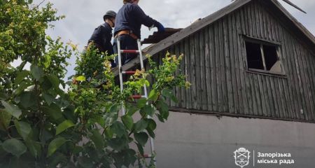 Повреждены дачные дома: в Запорожье ликвидируют последствия атаки