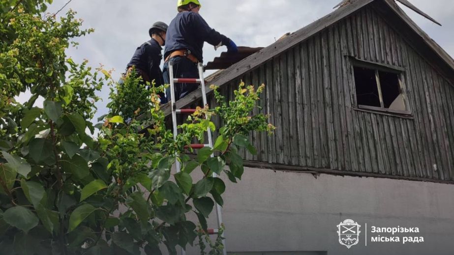 Повреждены дачные дома: в Запорожье ликвидируют последствия атаки