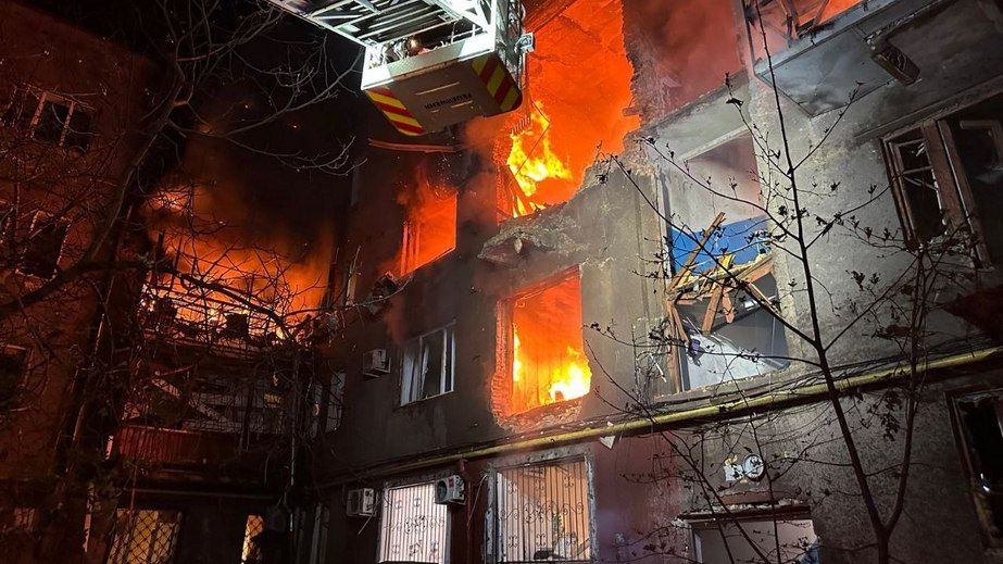 Атака на Запоріжжя: надзвичайники врятували двох людей