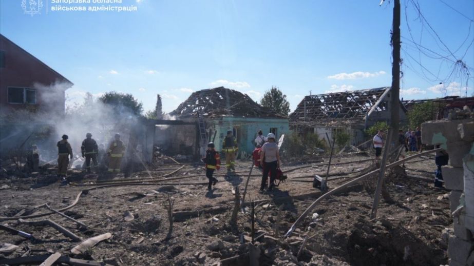 Розтрощені будинки та троє постраждалих: ворожі КАБи атакували Запоріжжя