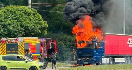 Будинок, вантажівки та поля горіли після обстрілів на Запоріжжі &ndash; кадри