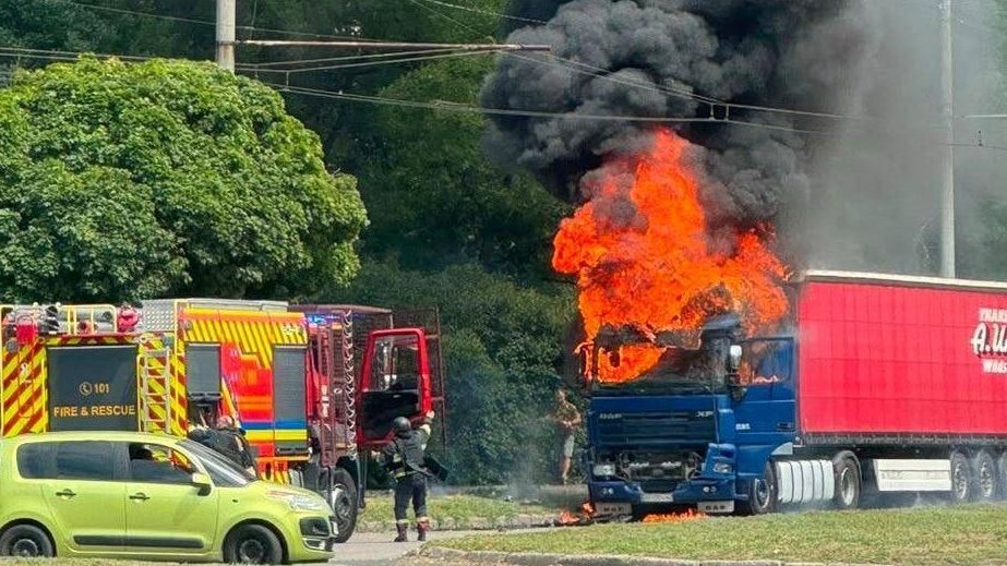 Будинок, вантажівки та поля горіли після обстрілів на Запоріжжі