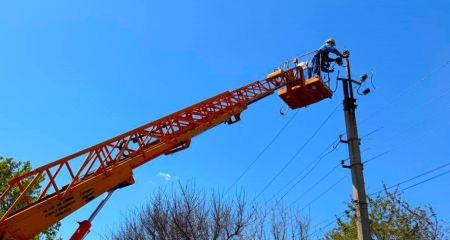 На Запорожье запитали более 10 тыс. семей, обесточенных после обстрелов