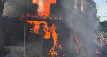 Склады, дом и микроавтобус горели после обстрелов на Запорожье