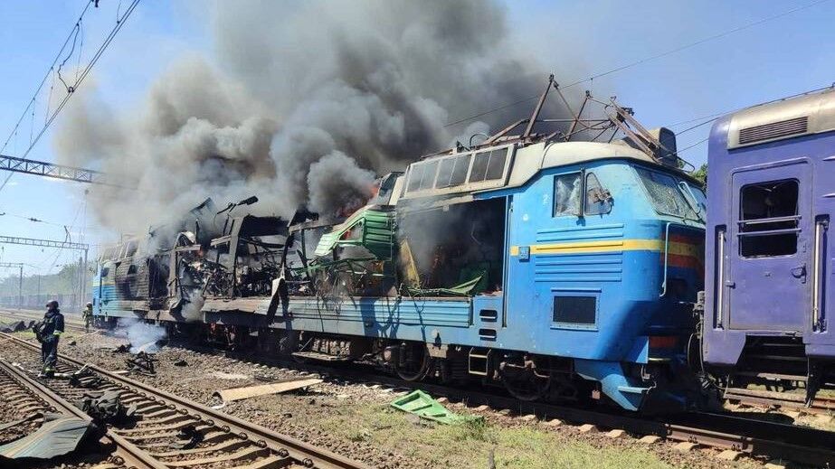Пассажирский поезд атаковали россияне в Запорожье
