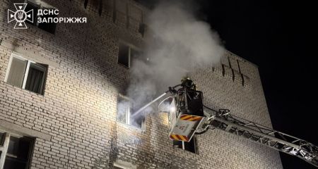 Трьох человек спасли во время пожара в Запорожье