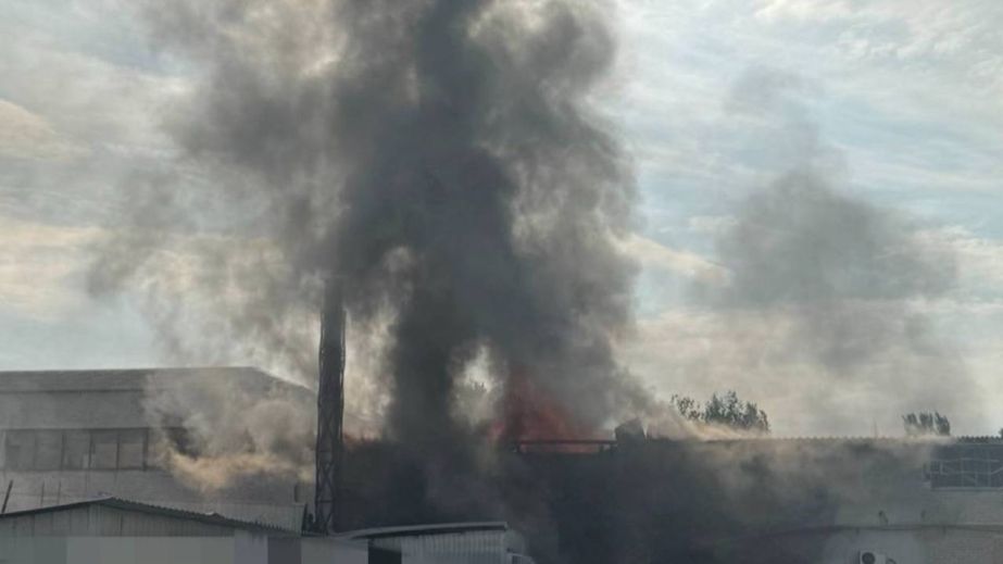 Пожар на складах: РФ продолжает атаковать Запорожье