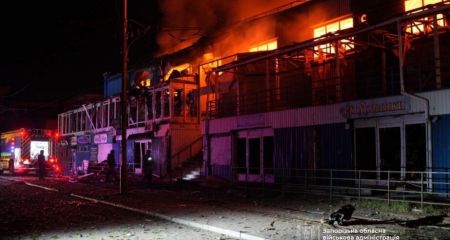 У Запоріжжі через атаку дронів спалахнула пожежа в торговельному центрі