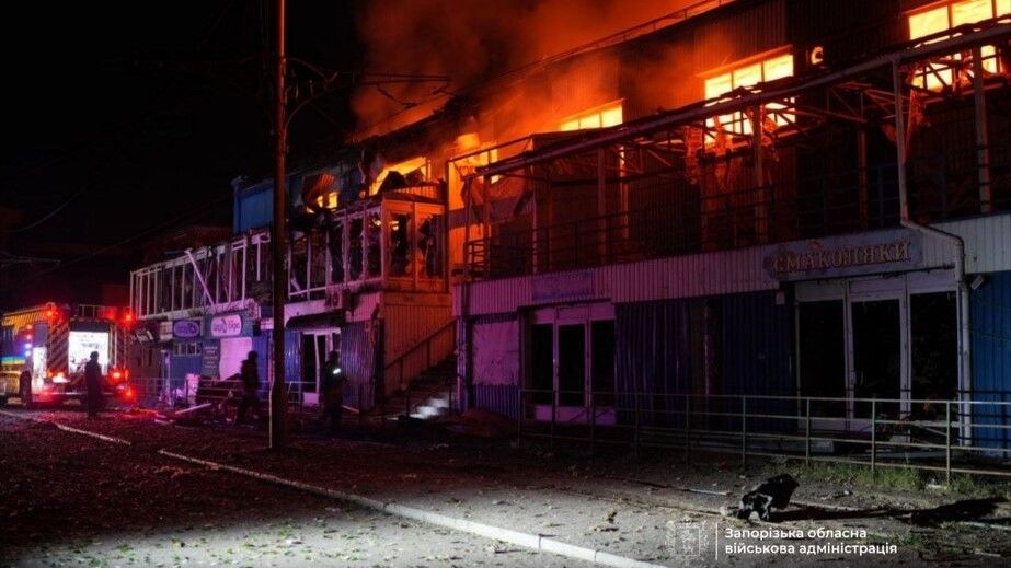 У Запоріжжі через атаку дронів спалахнула пожежа в торговельному центрі