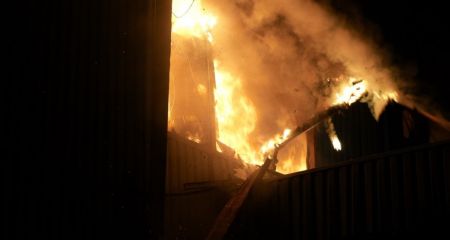 Дом и склад горели после обстрелов в пригороде Запорожья