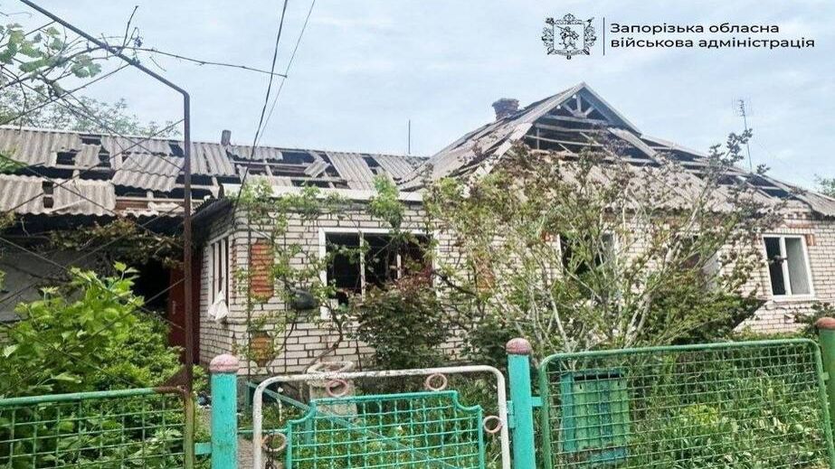 Россияне убили человека и ранили 12 жителей Запорожской области