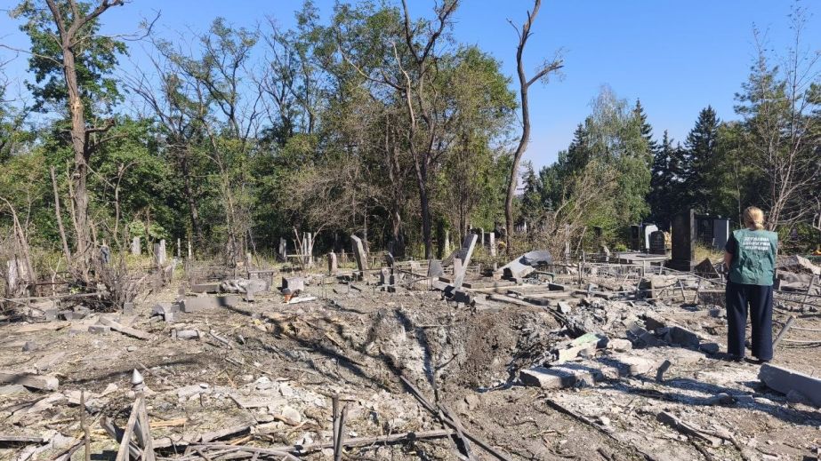 Потрощене кладовище та вирва: екологи показали наслідки атак на Запоріжжя