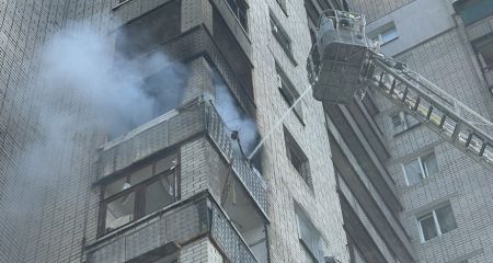 Обстрел многоэтажки в Запорожье: спасатели потушили пожар