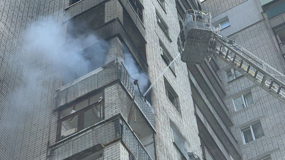 Обстрел многоэтажки в Запорожье: спасатели потушили пожар