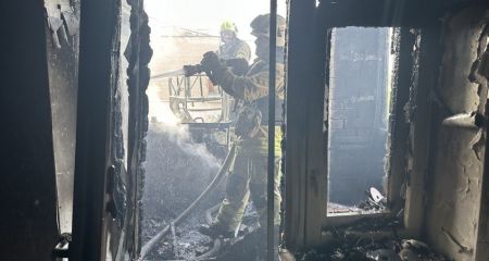 Багатоповерхівка та господарська будівля палали після обстрілів на Запоріжжі