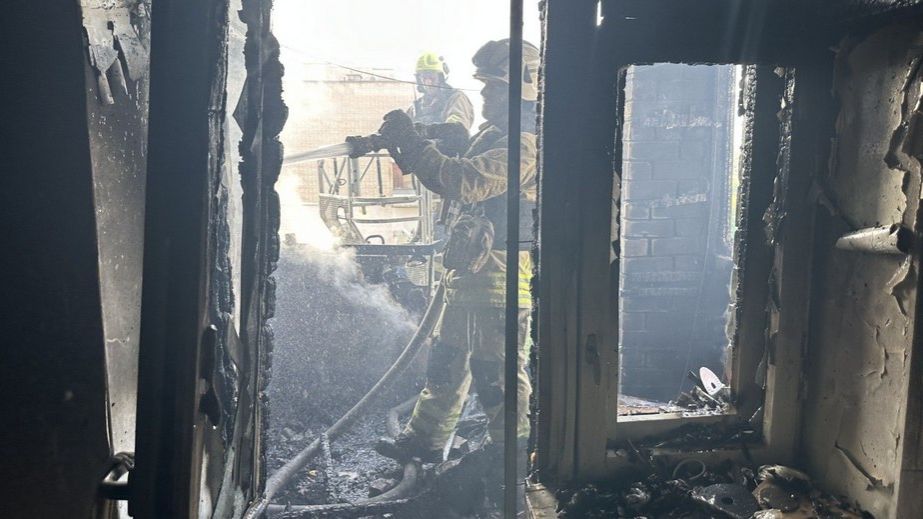 Багатоповерхівка та господарська будівля палали після обстрілів на Запоріжжі