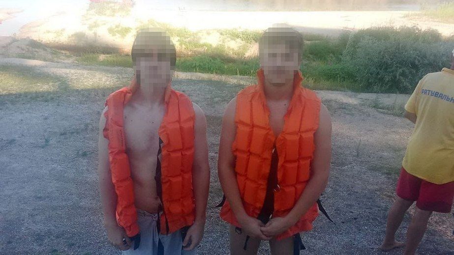 Унесло течением на глубину: двоих юношей спасли в Запорожье