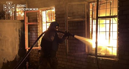 Будинки та будівлі горіли після обстрілів у передмісті Запоріжжя