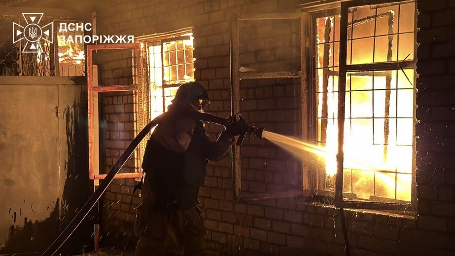 Будинки та будівлі горіли після обстрілів у передмісті Запоріжжя