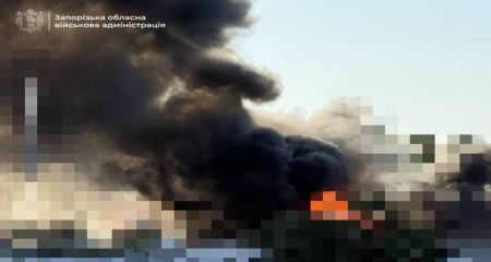 Россияне атаковали Запорожье: над городом поднялся дым