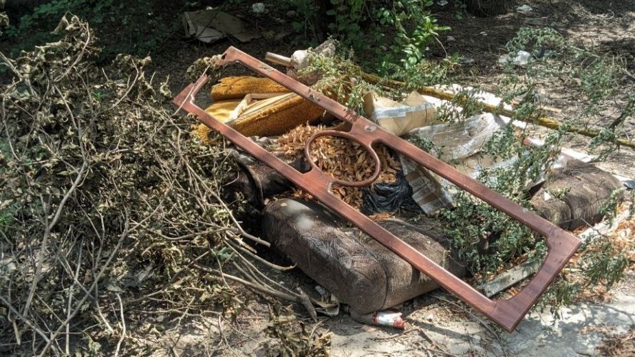 Меблями й мотлохом захарастили двір будинку на проспекті в Запоріжжі