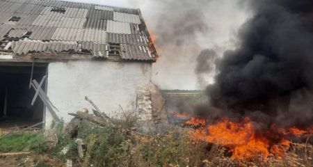 Дома и хлебное поле горели после обстрелов под Запорожьем