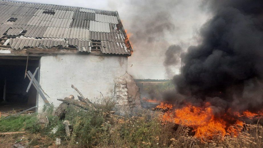 Будинки та хлібне поле горіли після обстрілів під Запоріжжям