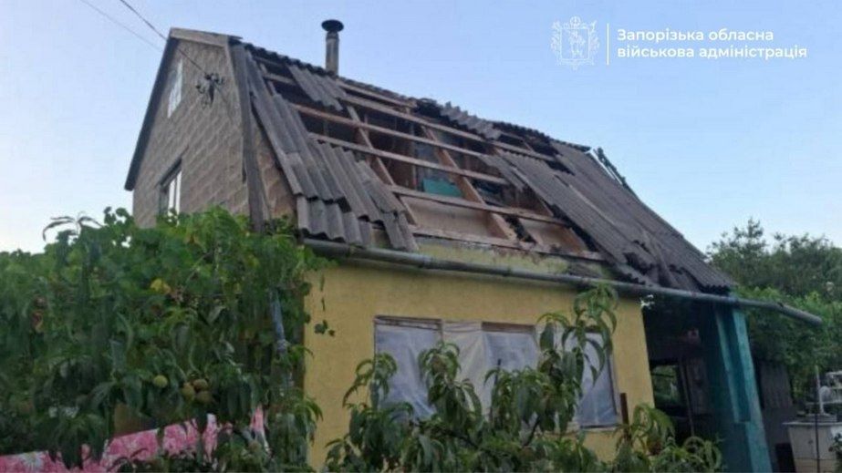 Вражеский БпЛА атаковал дом под Запорожьем: есть пострадавшая