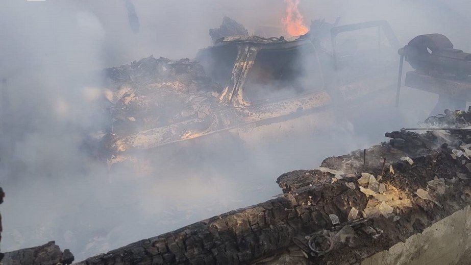 Дом, сараи и авто пылали после обстрелов в пригороде Запорожья
