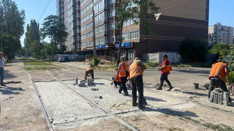 Дорожный переезд капитально чинят в старой части Запорожья &ndash; фото