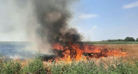 Российские обстрелы повлекли за собой масштабные пожары под Запорожьем