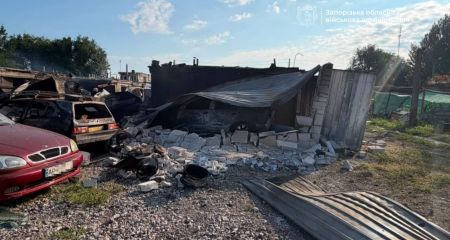 Обгоревшие машины и разбитые гаражи: в Запорожье показали последствия атаки