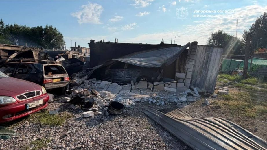 Обгорілі автівки та потрощені гаражі: у Запоріжжі показали наслідки атаки