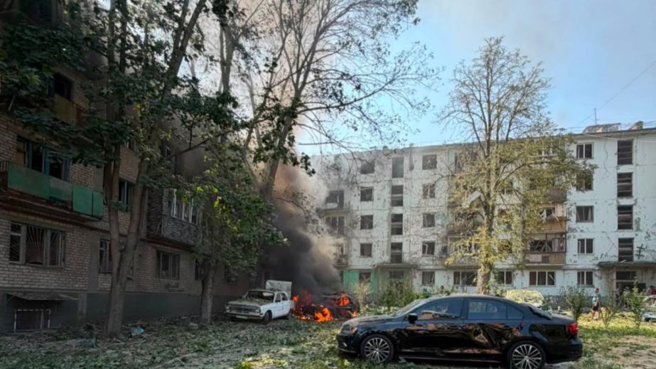 Росіяни бомбували Запоріжжя: на місці удару палають автівки