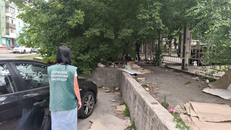 Горы мусора и хлама обнаружили в центре Запорожья
