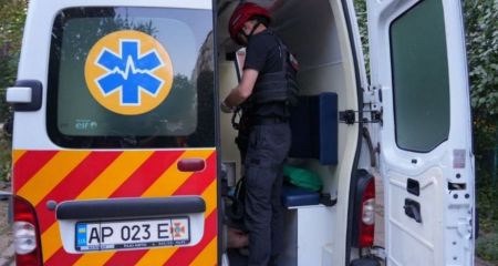 Враг обстрелял авто в селе на Запорожье: есть пострадавший