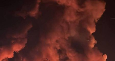 Окупанти обстріляли ТЦ у Запоріжжі: виникла масштабна пожежа