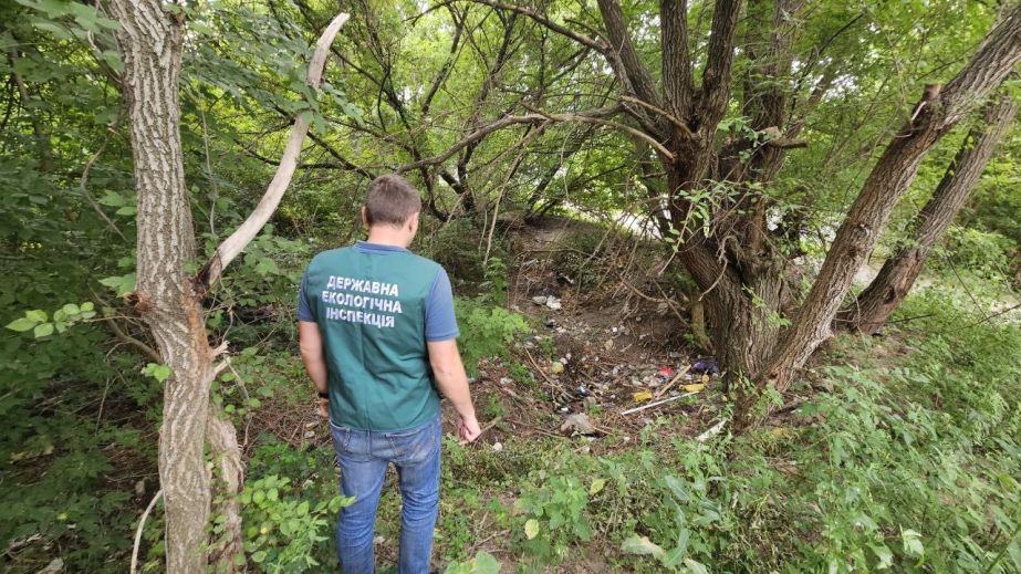 Берег річки у Запоріжжі захарастили сміттям: що знайшли екологи