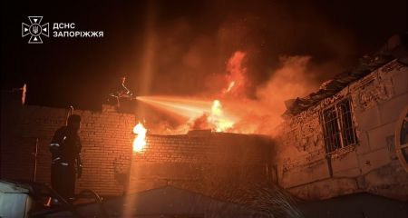 Вісім пожеж вирували після обстрілів у Запоріжжі та передмісті &ndash; кадри